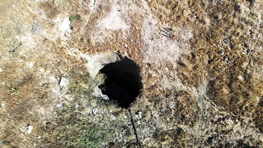 Balıkesir'deki 6.1'lik depremin ardından dev obruk oluştu: Obruk drone ile böyle görüntülendi