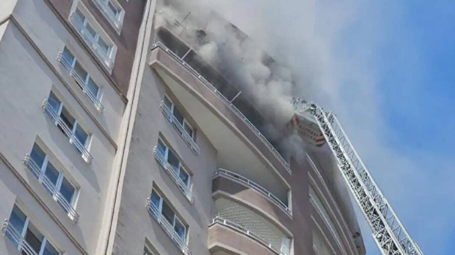 ​Kayseri'de 14 katlı apartmanda yangın çıktı.