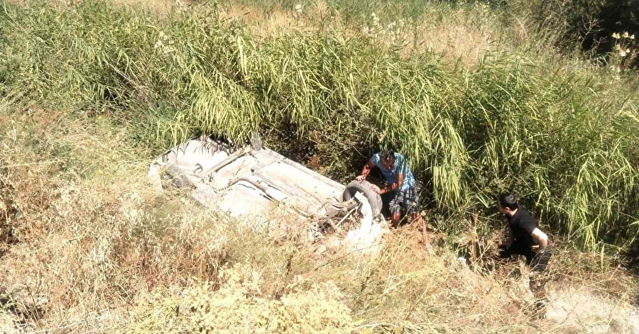 Otomobil su kanalına devrildi: İki yaralı