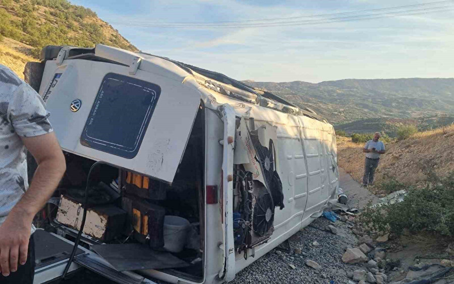 Tarım işçilerini taşıyan minibüs devrildi: 19 yaralı
