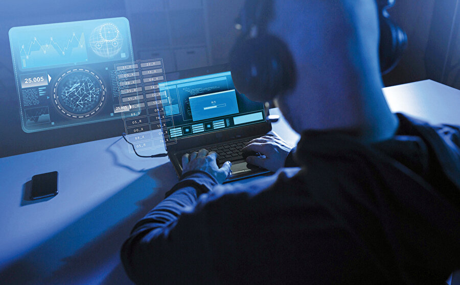 Kıbrıs’ta sayılar ve verilerin büyümesine paralel olarak, İngiltere 1947 yılında ABD ile arasında, Ortadoğu’daki haberleşme ve iletişim araçları ile casus dinleme araçlarının konuşlandırılması için gizli bir antlaşma yapmıştır.