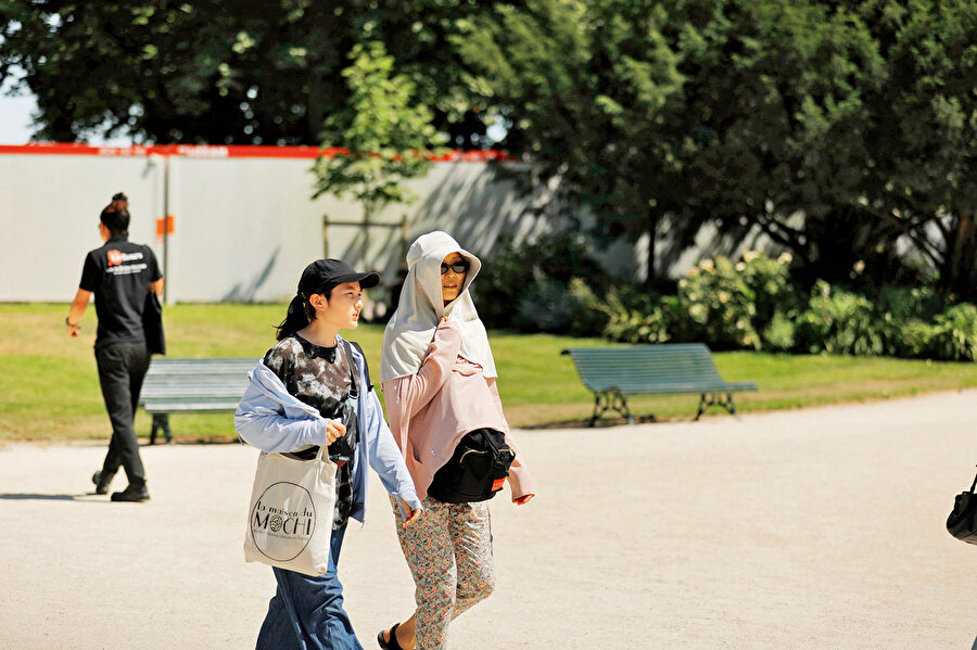 “İklim değişikliği sadece sıcaklık, ısı dalgaları veya kuraklık olarak değil; karlar, fırtınalar, boranlar, kasırgalar, seller şeklinde de olacaktır” gibi bir yalan uyduruldu. Medya ve siyaset, uydurulan yeni yalanı dillendirmeye başladı. Felaket boyutlarında iklim değişikliği iddiaları artık hem sıcak hem soğuk kış ve yaz ayları haberlerinde bol bol işleniyor ve ne yazık ki kıymetsiz bir yığın haberle kafası karıştırılmış milyonlar ne denilirse inanıyor.