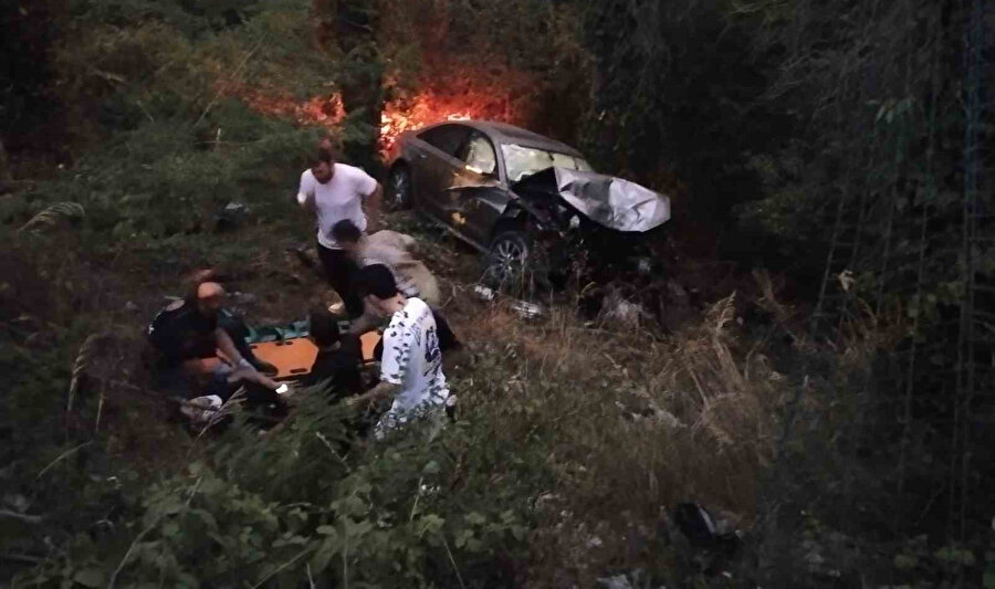 Makas atan sürücü iki araca çarptı: Üç yaralı