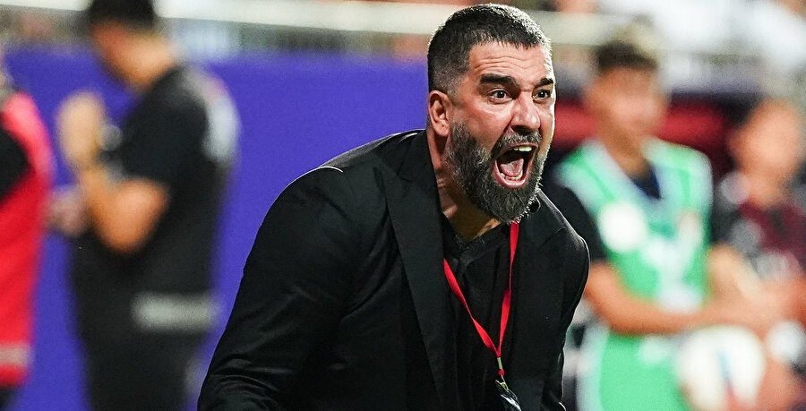 ​Arda Turan hakemin üzerine yürüdü: Kırmızı kartla oyundan atıldı