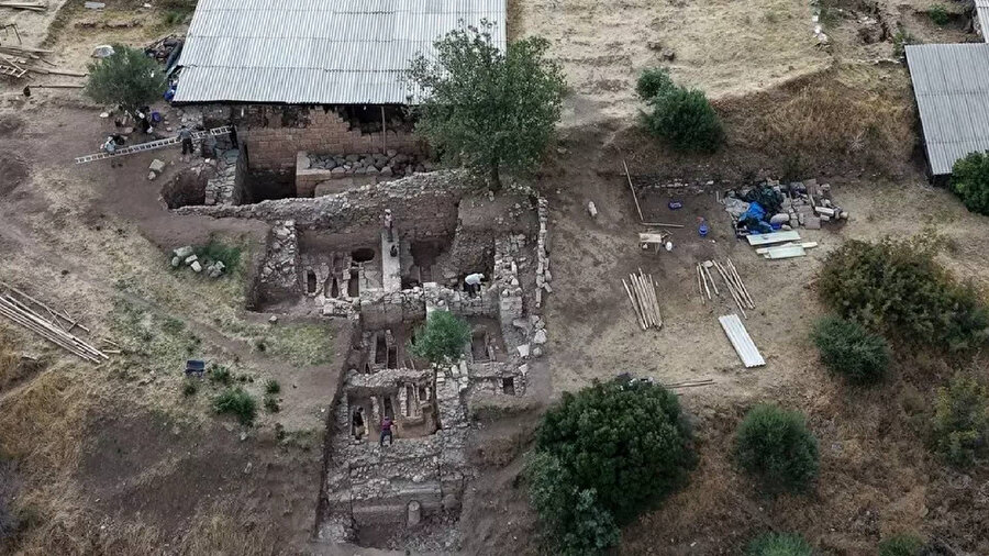 Sardes'te 2 bin 800 yıllık Lidya Sarayı'nın kalıntılarına ulaşıldı.