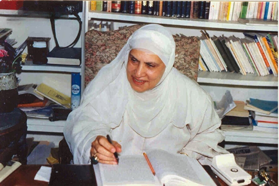 Mısırlı kadın yazar, müfessir ve İslâm davetçisi Zeynep Gazâlî.