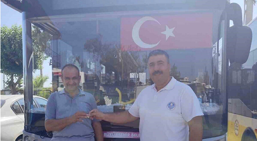 'İnsanlık ölmemiş' dedirtti: Otobüz şoförü, otobüste bulduğu altını sahibine teslim etti