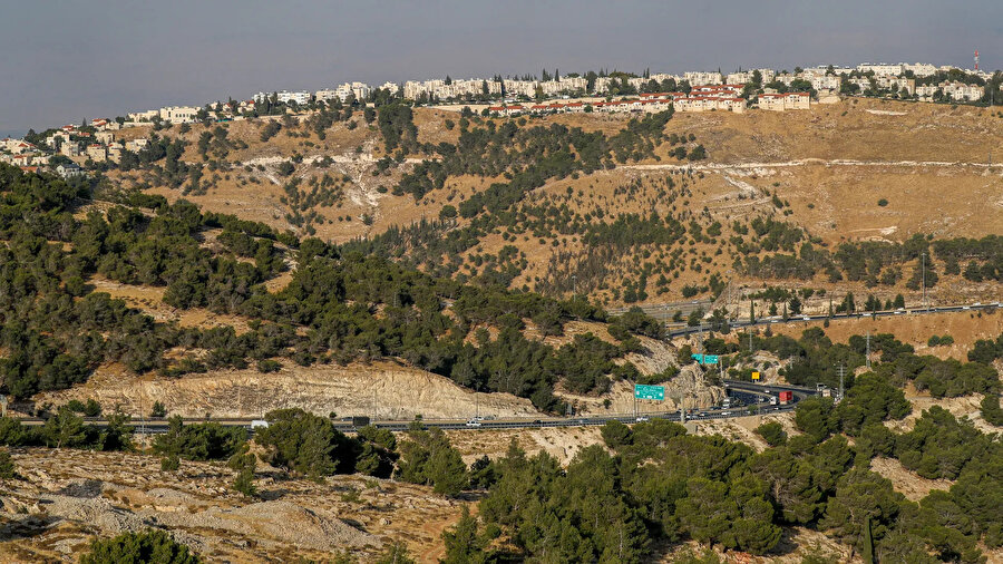 Plana göre Filistin topraklarının yaklaşık 1.214 hektarı (3.000 dönüm) çalınarak 4.000'den fazla yerleşim birimi, oteller ve Ma'ale Adumim'i Batı Kudüs'e bağlayan yollar inşa edilecek.