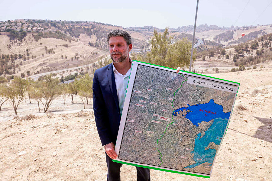 E1 projesinin ana hedeflerinden biri de Ma'ale Adumim yerleşimini Doğu Kudüs'e ilhak ettikten sonra bölgedeki Filistinli bedevî toplulukları topraklarından zorla çıkarmak.