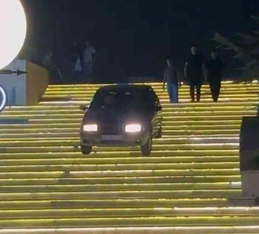 Ankara'da AVM merdivenlerini kullanan araç