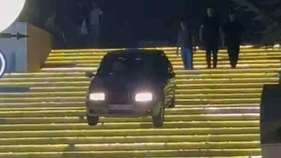 Ankara'da AVM merdivenlerini kullanan araç