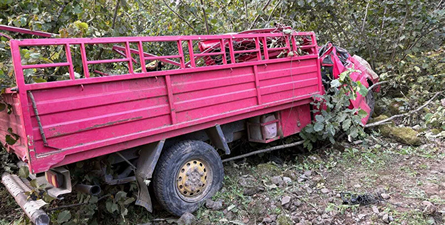 Feci kazada fındık işçilerini taşıyan kamyonet şarampole yuvarlandı: 4 ölü bir yaralı