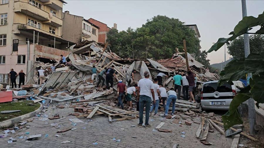 Balıkesir depreminde yıkılan bina