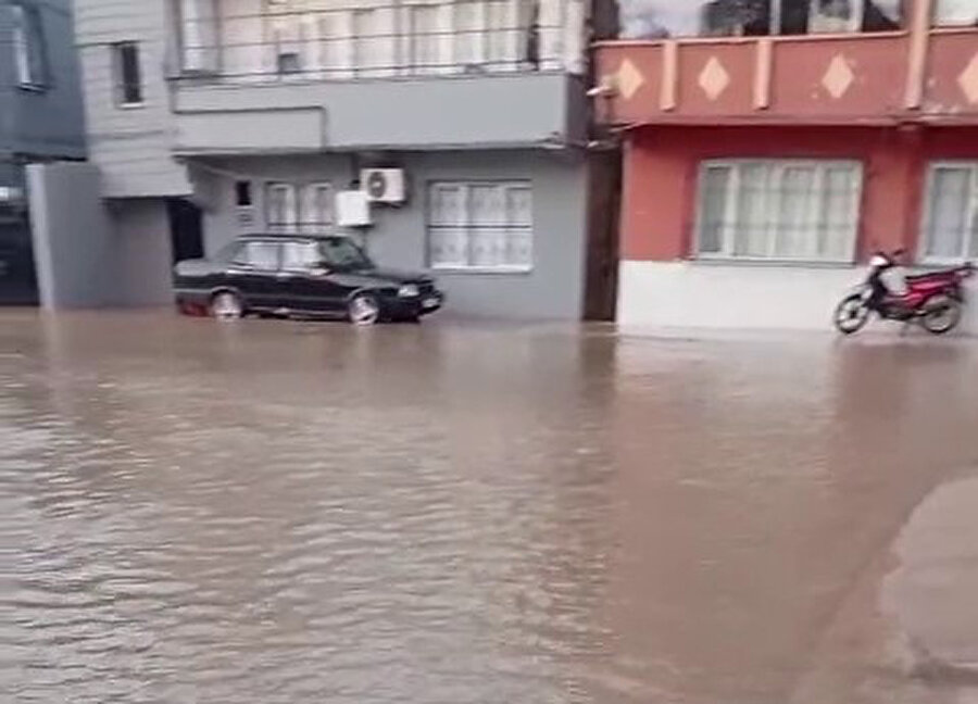 Adana'da su borusu patladı, yollar göle döndü