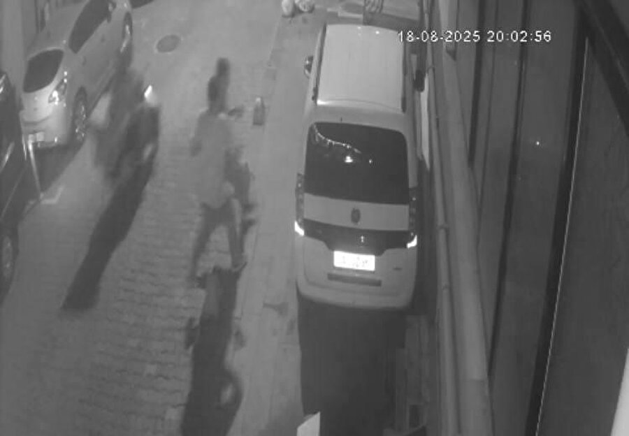 Kız arkadaşıyla yürüyen kişiye silahla saldırdılar: O anlar güvenlik kamerasında