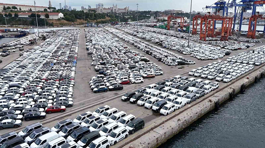 Dev araç filosu İstanbul’da: Binlerce sıfır araç havadan görüntülendi