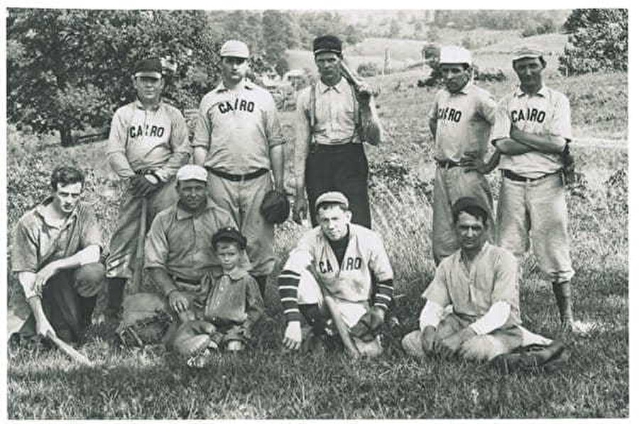 Kahire beyzbol takımının 1896-1912 yılları arasında çekilmiş bu fotoğrafı, sonraları kartpostala dönüştürülmüştü.
