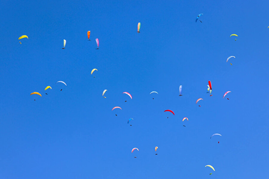 Yamaç paraşütçüsü feci şekilde can verdi