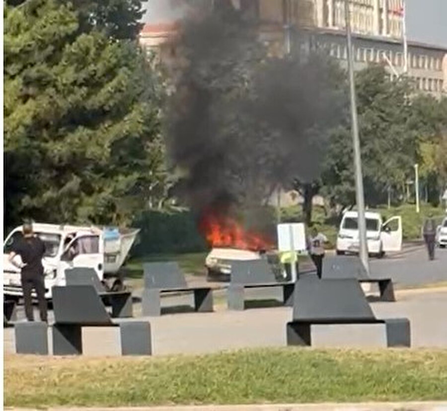 Meclis önünde aracını ateşe verdi