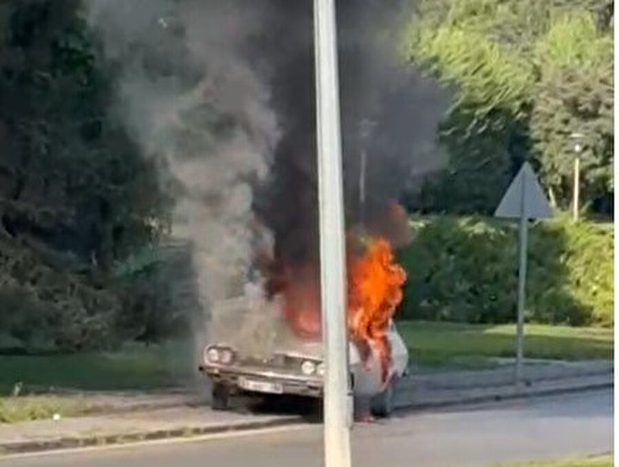 Meclis önünde aracını ateşe verdi