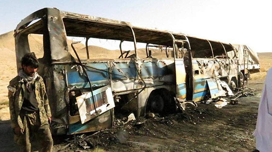 Göçmenleri taşıyan otobüs kaza yapıp alev aldı.