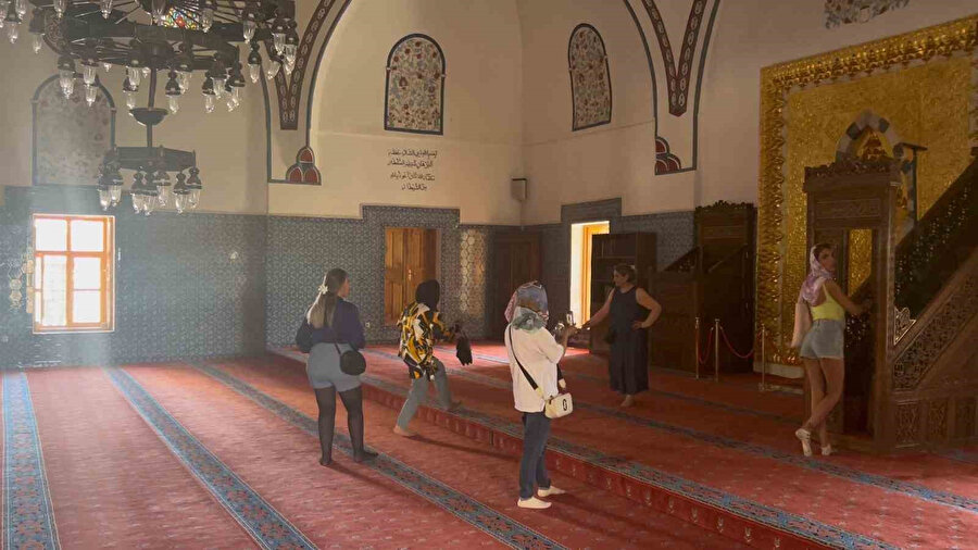 Van'da tarihi camide uygunsuz kıyafetli turistler tartışma yarattı