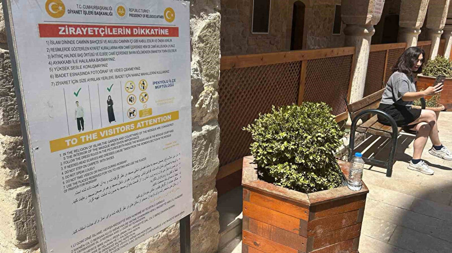 Van'da tarihi camide uygunsuz kıyafetli turistler tartışma yarattı