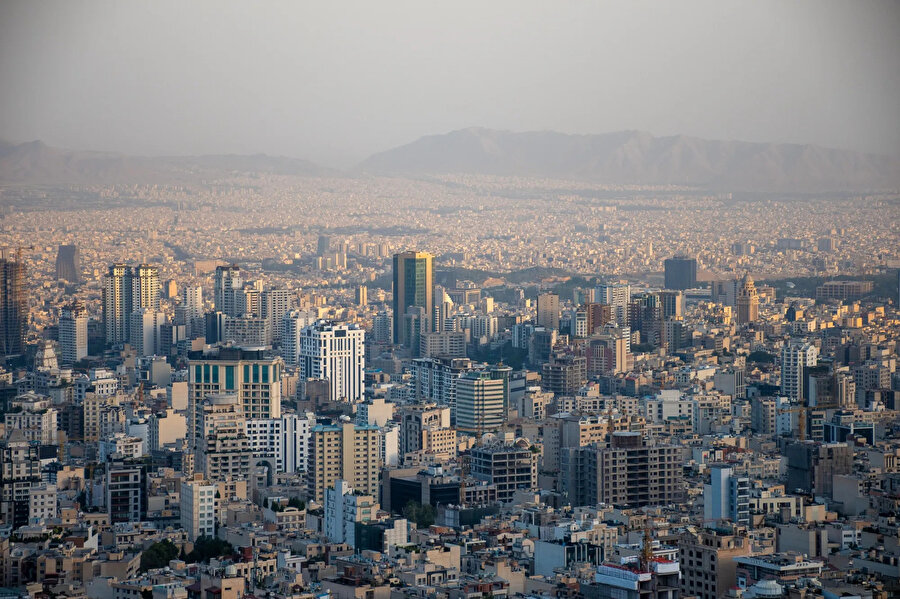 İran'da devlet kurumlarının kapatılması, aşırı hava olayları dışında bile enerji sıkıntılarını hafifletmek için giderek daha sık uygulanan bir önlem haline geldi. 