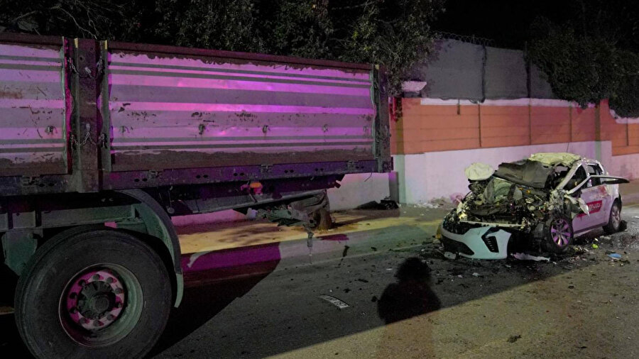 Büyükçekmece'de otomobil park halindeki tıra çarptı.
