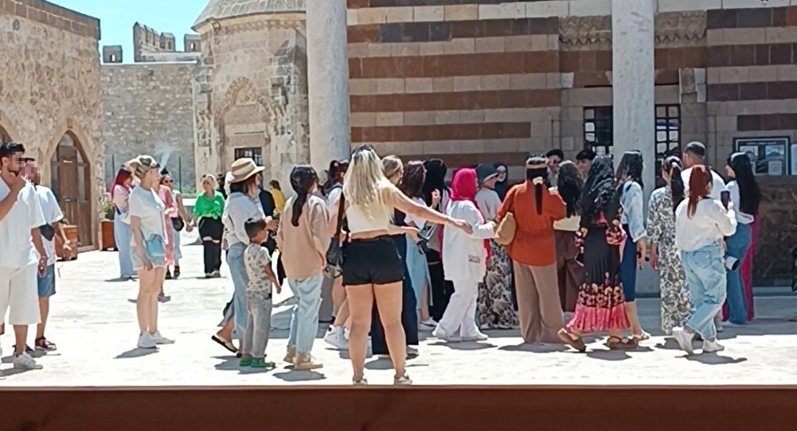 Van'da tarihi camide uygunsuz kıyafetli turistler tartışma yarattı