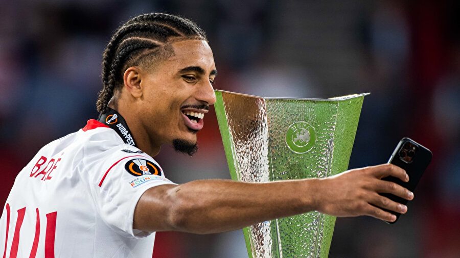 Bayer Leverkusen, Sevilla'dan Loic Bade'yi transfer etti