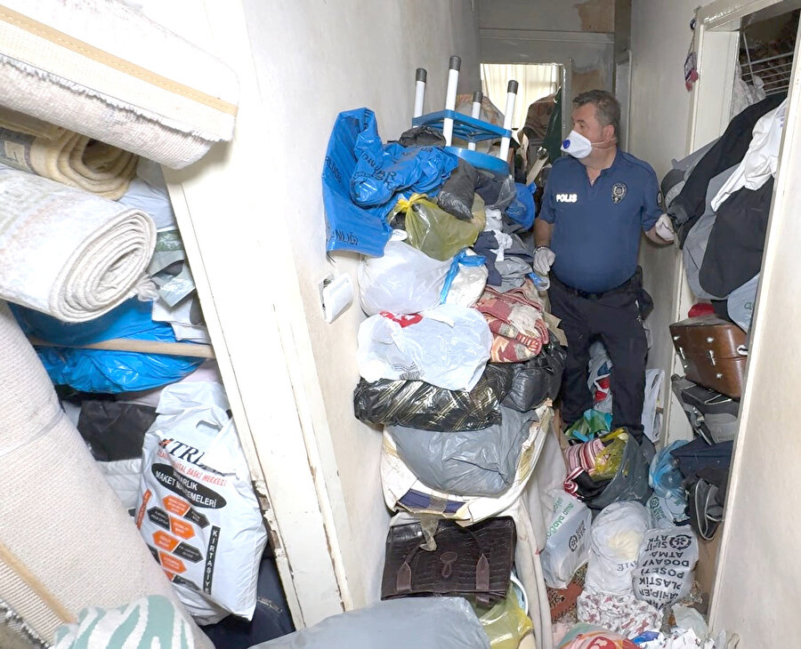 Avcılar'da çöp ev hayrete düşürdü: 12 kamyonet çöp çıkarıldı