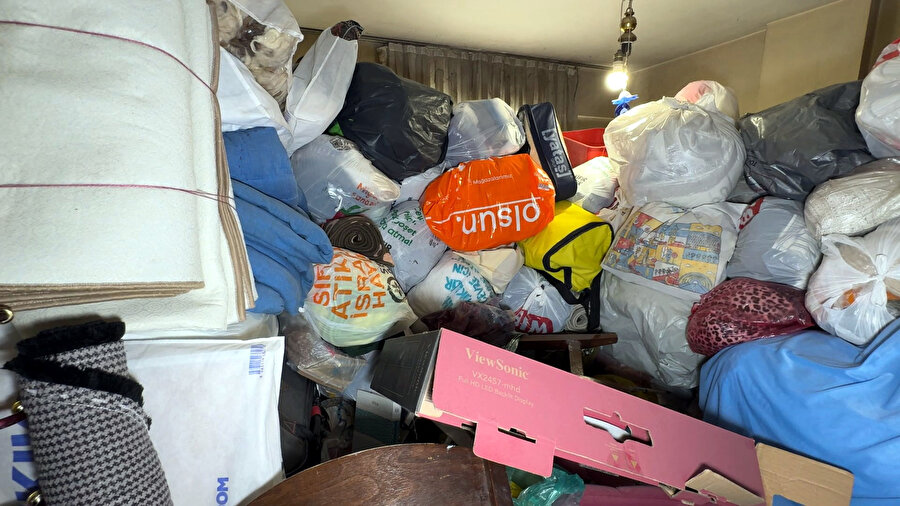 Avcılar'da çöp ev hayrete düşürdü: 12 kamyonet çöp çıkarıldı