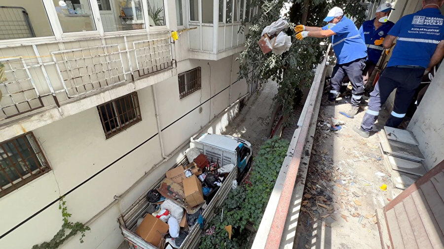Avcılar'da çöp ev hayrete düşürdü: 12 kamyonet çöp çıkarıldı