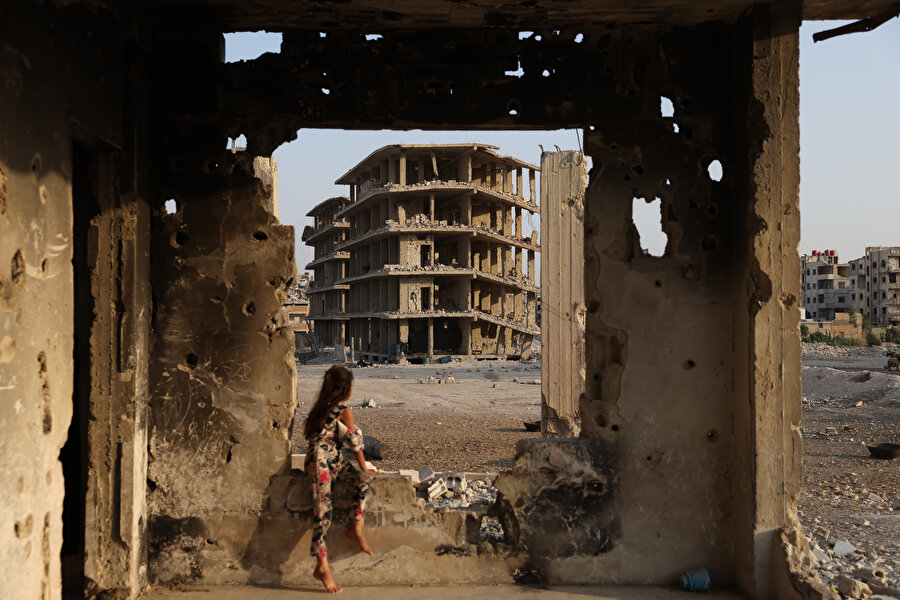 Çoğu kadın ve çocuk binlerce sivilin zehirli gazlardan etkilendiği katliamın ardından Doğu Guta, 2018'de de rejimin en sıkı abluka uyguladığı, neredeyse tüm silahları kullandığı bölge haline geldi.