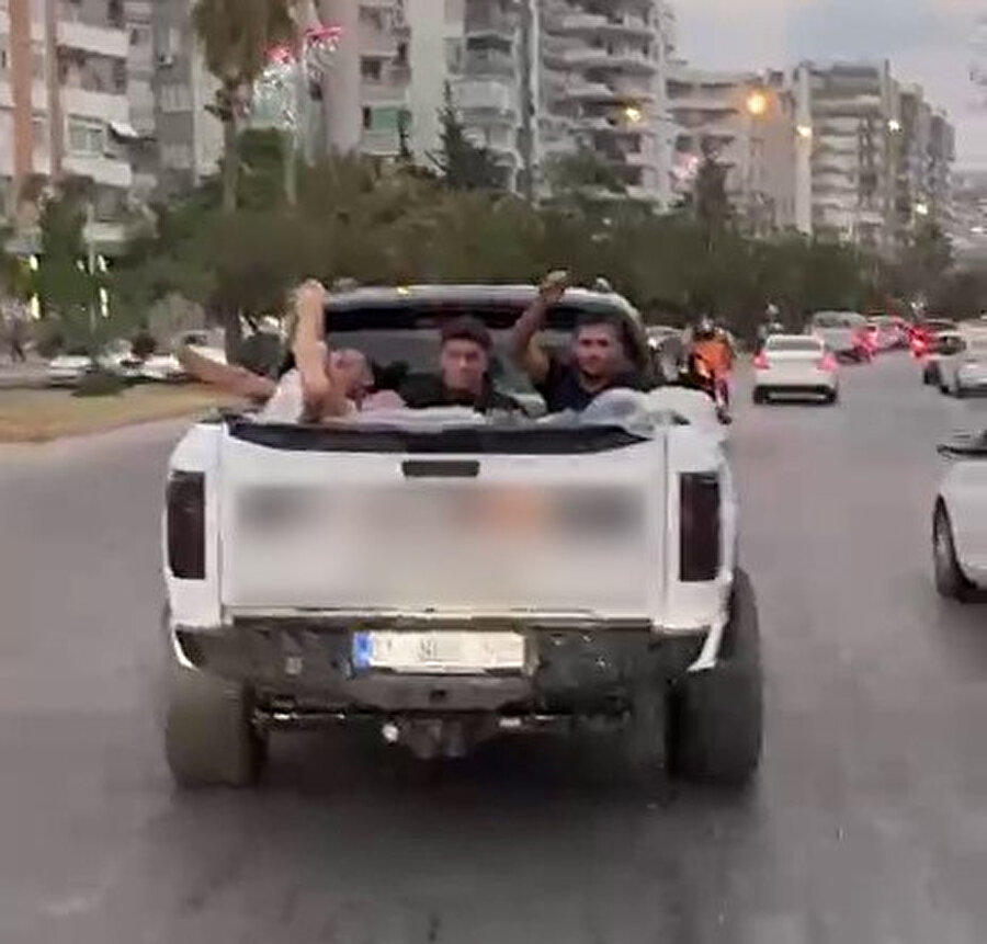 Adana'da 60 bin liraya mâl olan pikapta havuz keyfinn