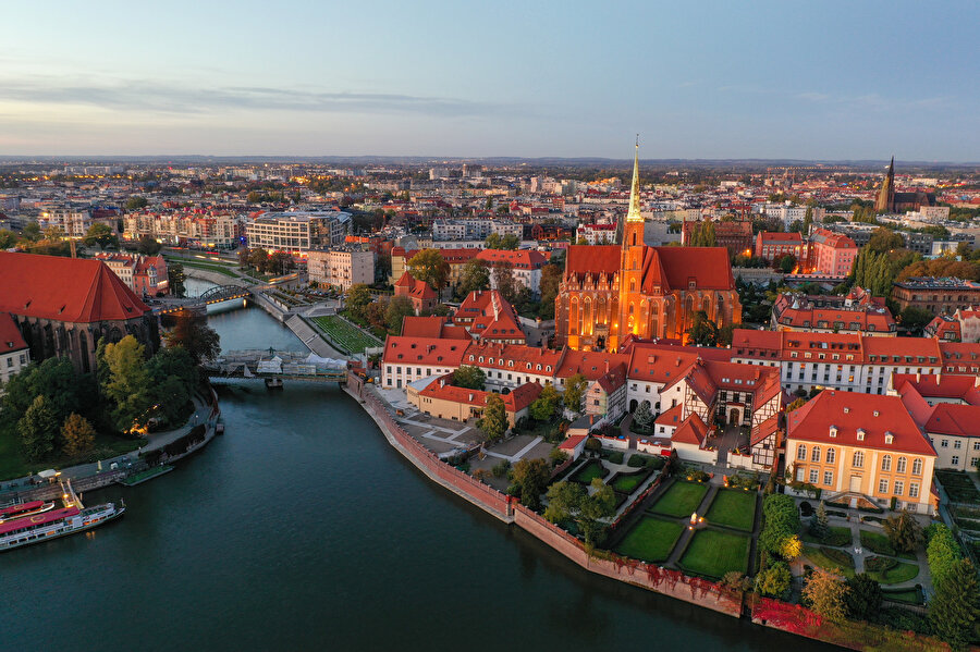 Yabancılara toplu konut satışı dünyanın farklı noktalarında siyasetçiler tarafından gündeme getiriliyor.