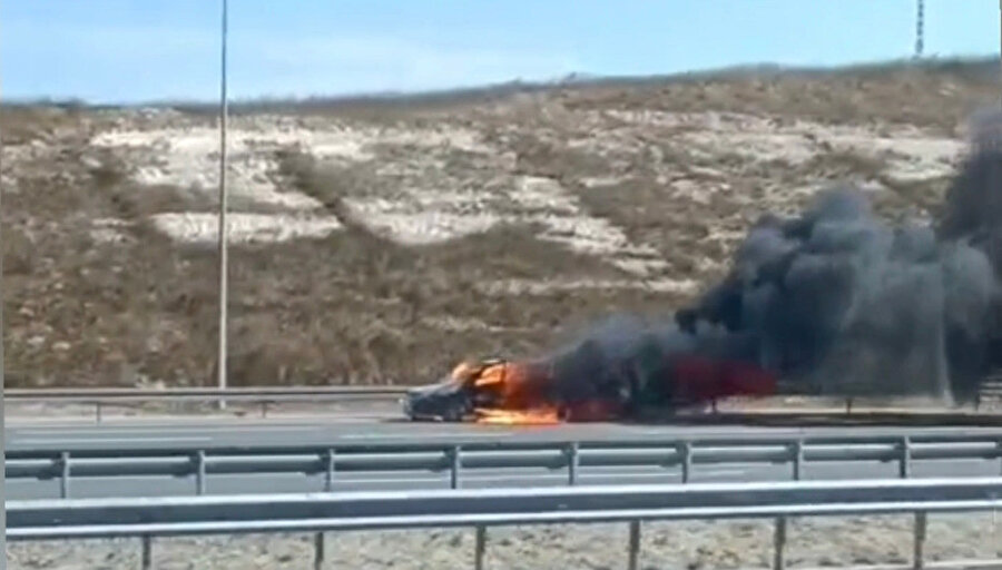 Otoyolun ortasında otomobil alev alev yandı: İşte o anlar​