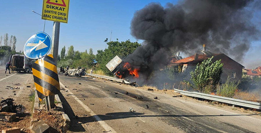 Feci kazada otomobil ile çekici çarpıştı: Üç kişi öldü