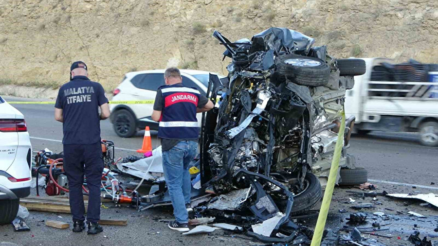 Hafif ticari araç ile otomobil kafa kafaya çarpıştı: 4 ölü, iki yaralı