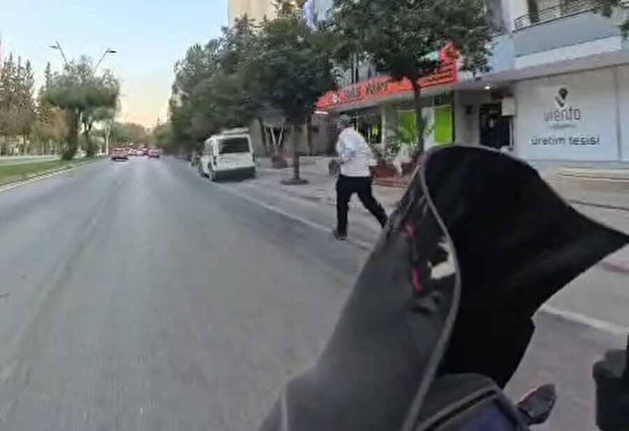 Adana’da bahşiş için canını hiçe saydı: Düğün konvoyunun peşinden koştu, gelin arabasının kaputuna atlayıp para aldı