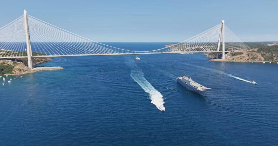 TCG Anadolu liderliğinde Mavi Vatan'ın gururlarının İstanbul Boğazı'ndaki geçit töreni başladı