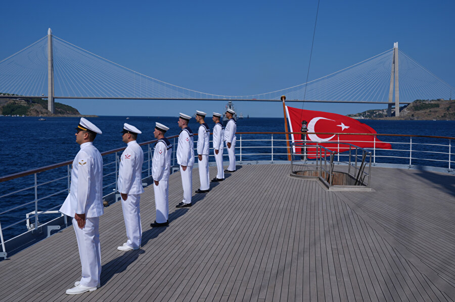 TCG Anadolu liderliğinde Mavi Vatan'ın gururlarının İstanbul Boğazı'ndaki geçit töreni başladı