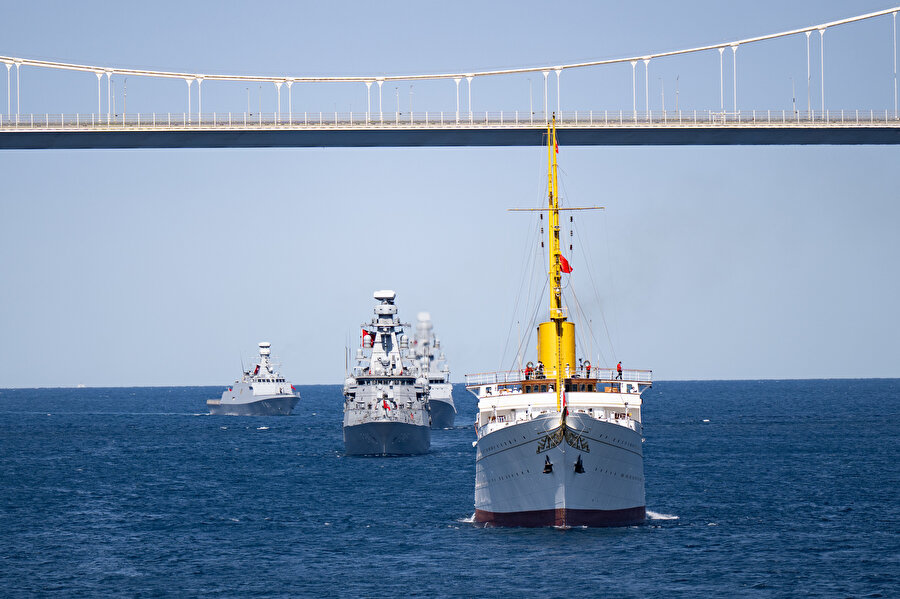 TCG Anadolu liderliğinde Mavi Vatan'ın gururlarının İstanbul Boğazı'ndaki geçit töreni başladı