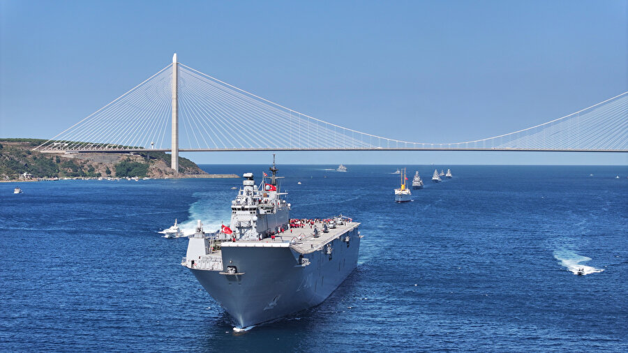 TCG Anadolu liderliğinde Mavi Vatan'ın gururlarının İstanbul Boğazı'ndaki geçit töreni başladı