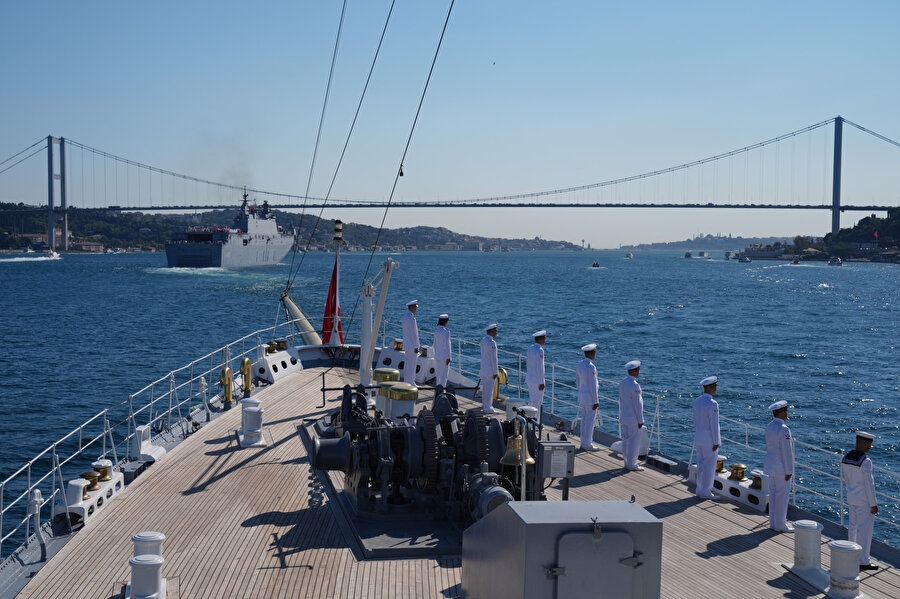 TCG Anadolu liderliğinde Mavi Vatan'ın gururlarının İstanbul Boğazı'ndaki geçit töreni başladı
