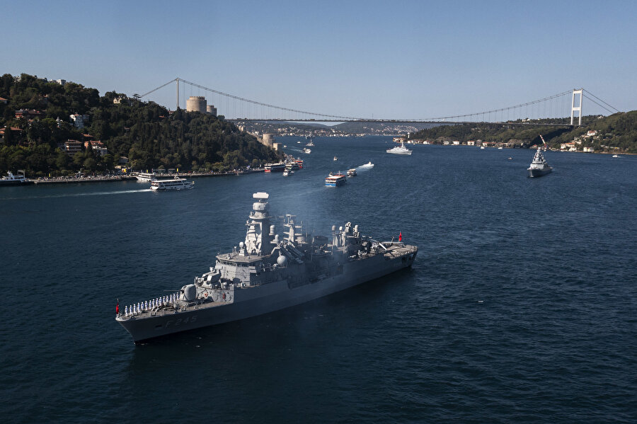 TCG Anadolu liderliğinde Mavi Vatan'ın gururlarının İstanbul Boğazı'ndaki geçit töreni başladı