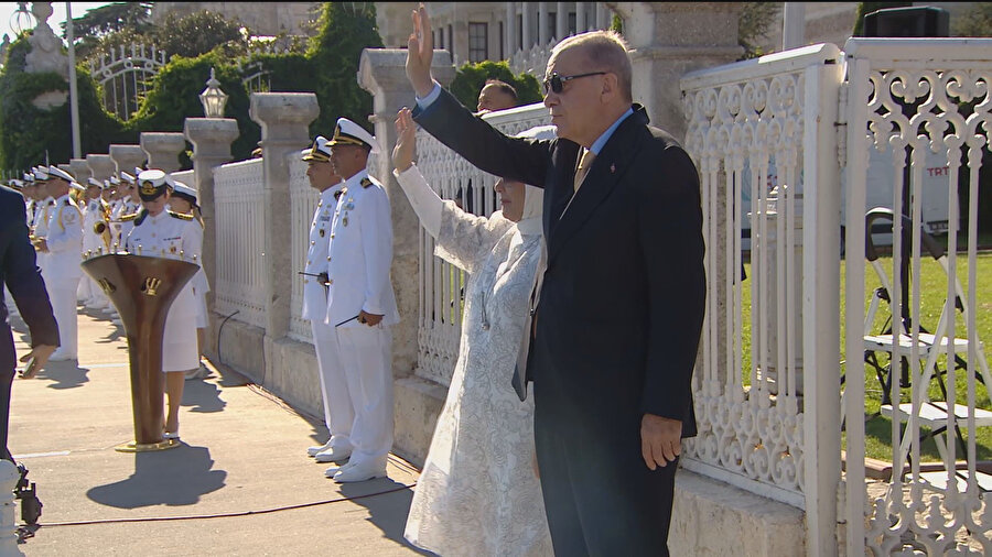 Cumhurbaşkanı Erdoğan, Boğaz geçişi yapan 9 gemiyi selamladın