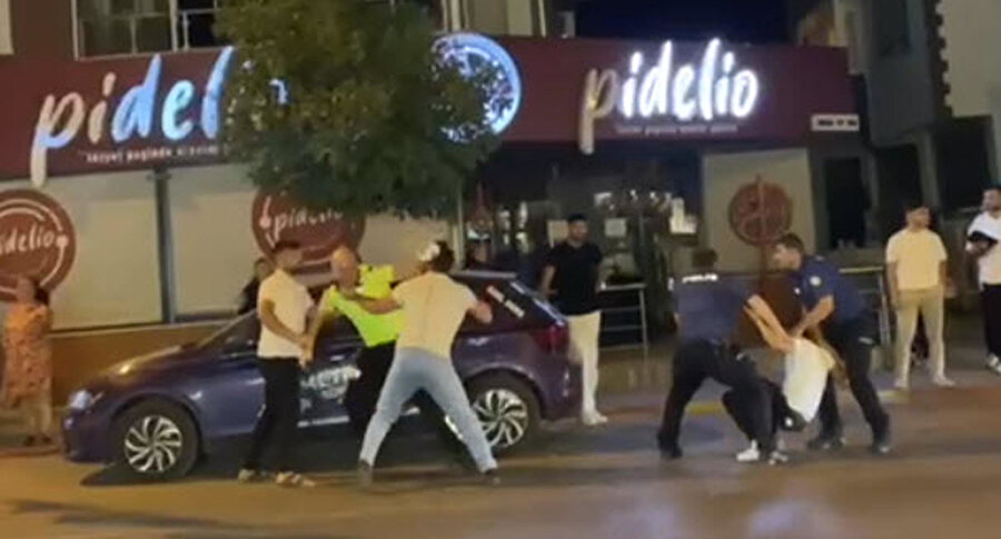 İzmir'de görevini yapan polise yumruk ve tekmeli saldırı: İki tutuklama