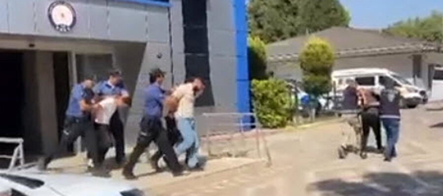 İzmir'de görevini yapan polise yumruk ve tekmeli saldırı: İki tutuklama